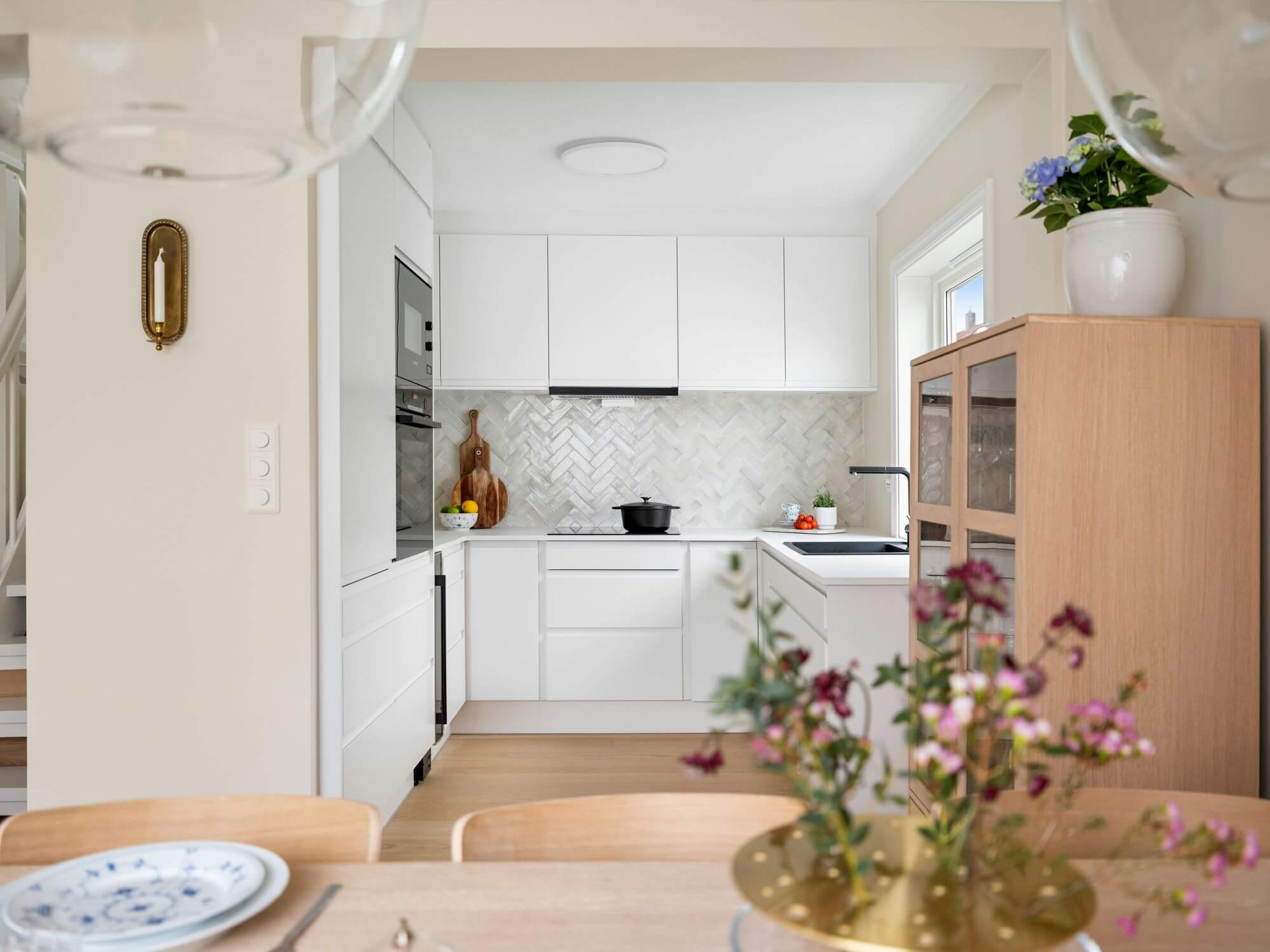 Cuisine ouverte et moderne décorée dans les Yvelines