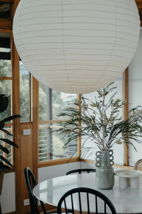 Salle à manger épurée et feng shui favorisant le bien-être intérieur en hiver