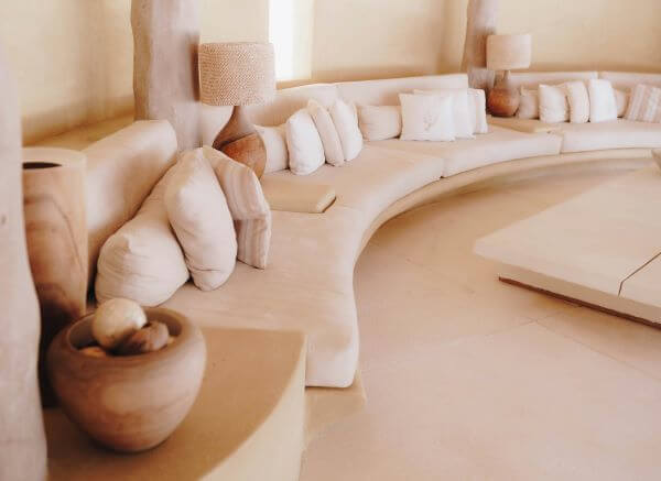 Salon aux matières naturelles et canapé organique pour un bien-être intérieur durable